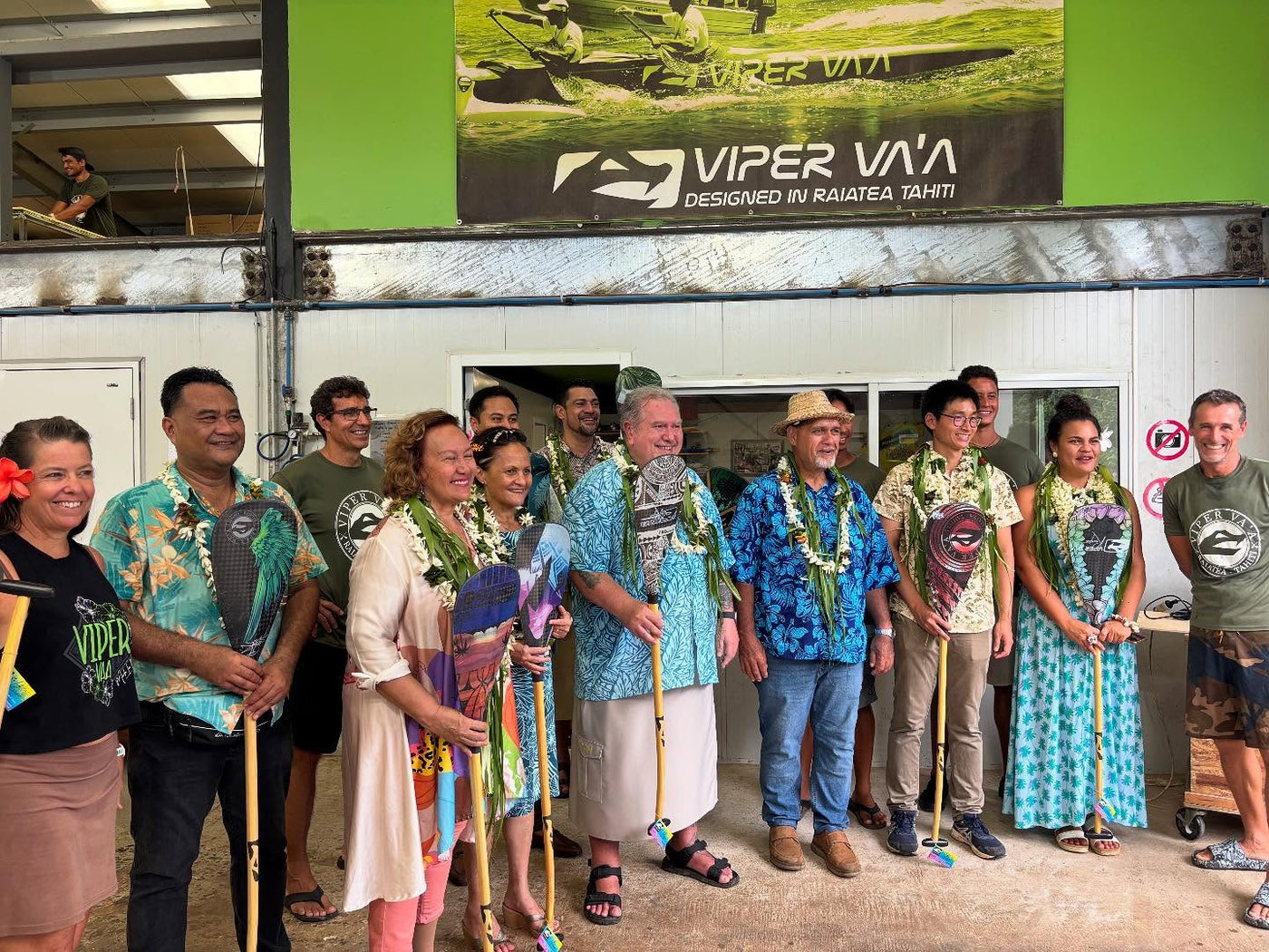 Crew and visitors with paddles under the Viper Va'a banner — photo @vipervaa